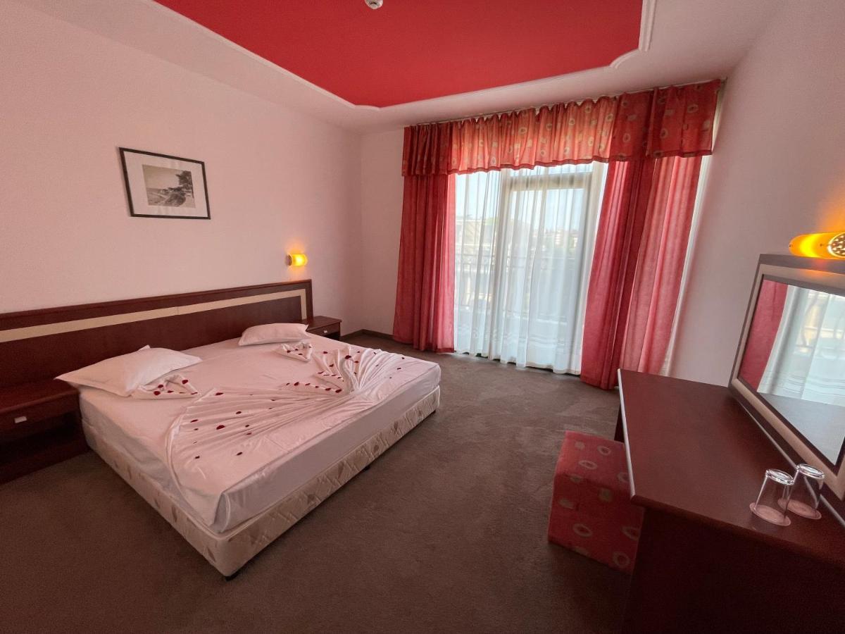 Mena Palace Hotel Pantai Sunny Bagian luar foto