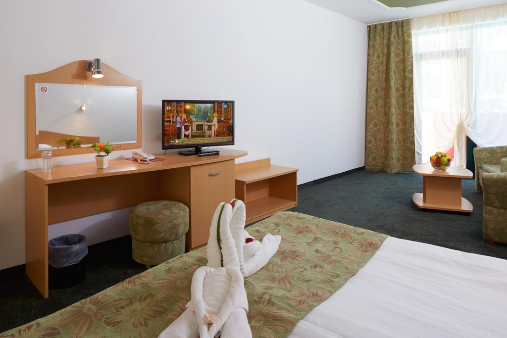 Mena Palace Hotel Pantai Sunny Bagian luar foto