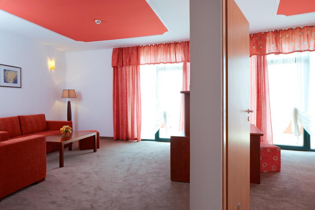 Mena Palace Hotel Pantai Sunny Bagian luar foto