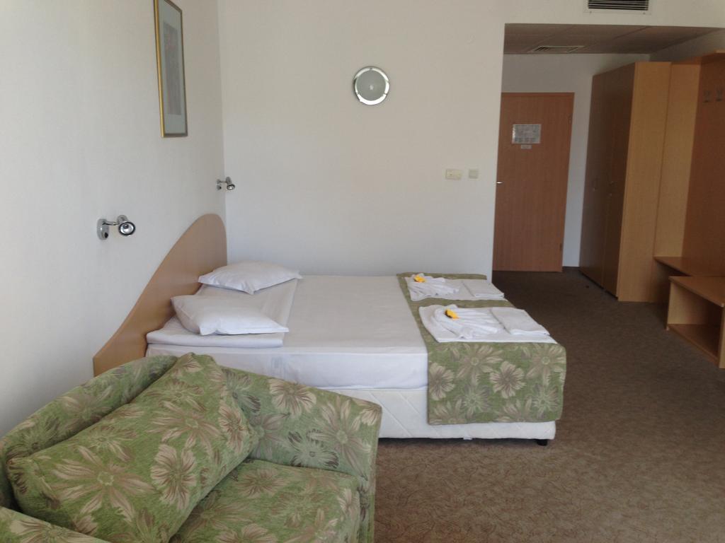 Mena Palace Hotel Pantai Sunny Bagian luar foto